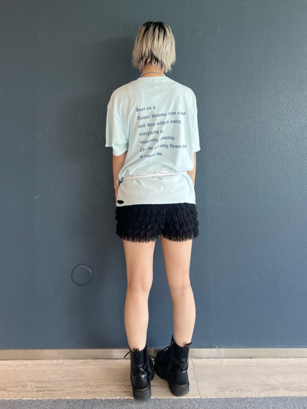 ブラック系のその他パンツ、ブルー系のTシャツ/カットソー、ブラック系のベルトを着用したレディースの夏コーディネートの3枚目の写真