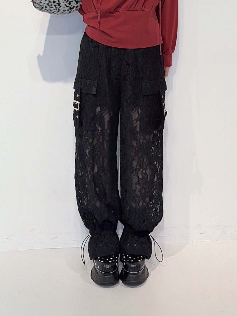 レッド系のTシャツ/カットソー、ブラック系のその他パンツ、グレー系のハンドバッグを着用したレディースの夏コーディネートの5枚目の写真