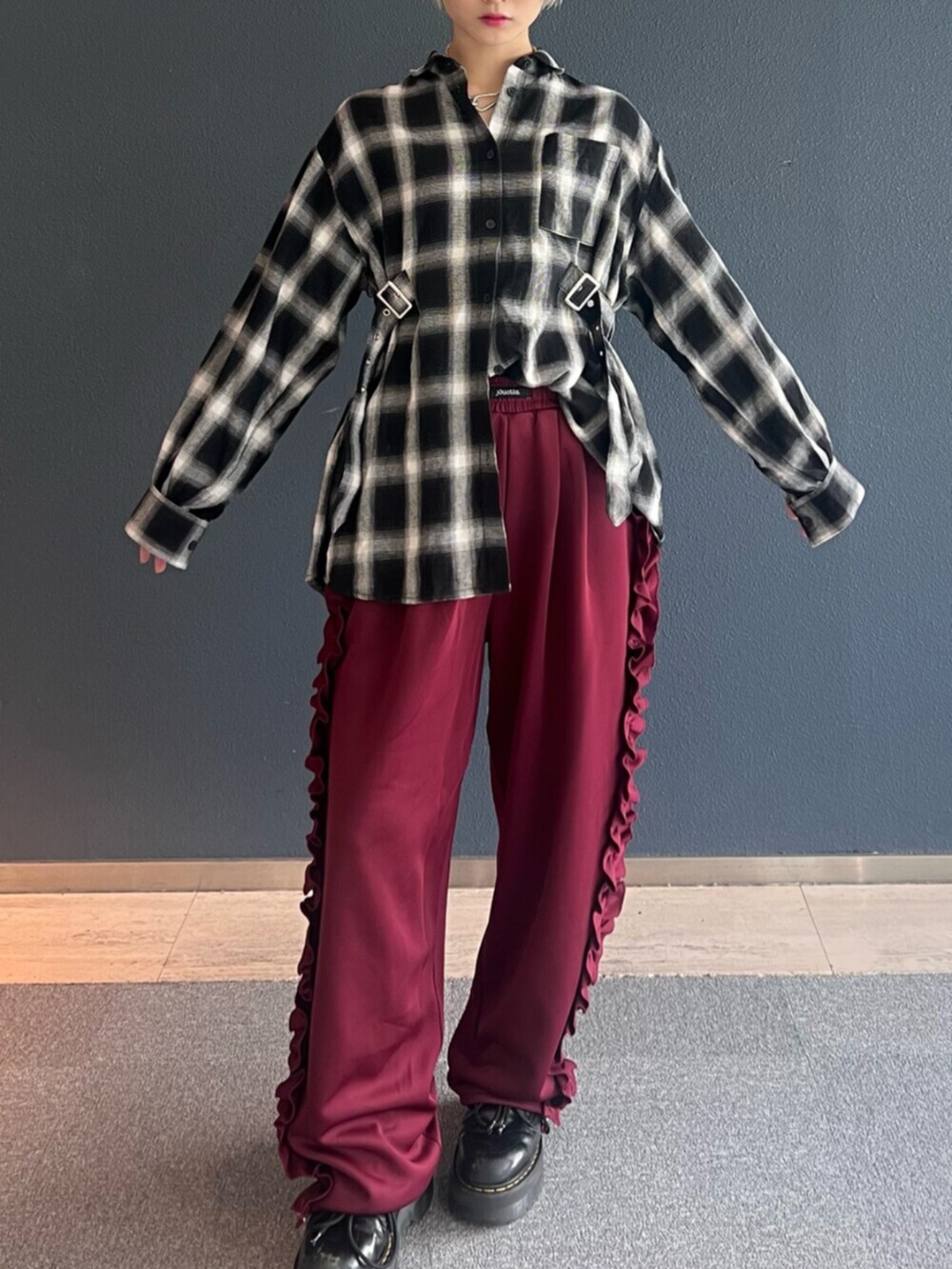 ブラック系のシャツ/ブラウス、レッド系のその他パンツを着用したレディースの秋コーディネートの4枚目の写真