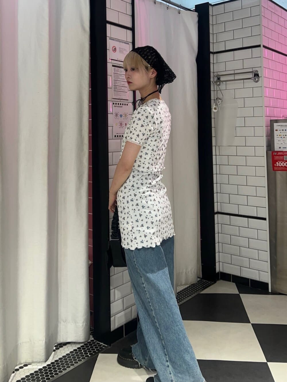 ブラック系のハンドバッグ、ホワイト系のカーディガン/ボレロ、ホワイト系のワンピースを着用したレディースの春コーディネートの3枚目の写真