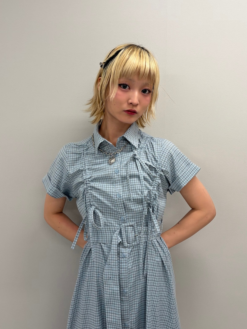 ブルー系のワンピース、ブラック系のブーツを着用したレディースの春コーディネートの5枚目の写真