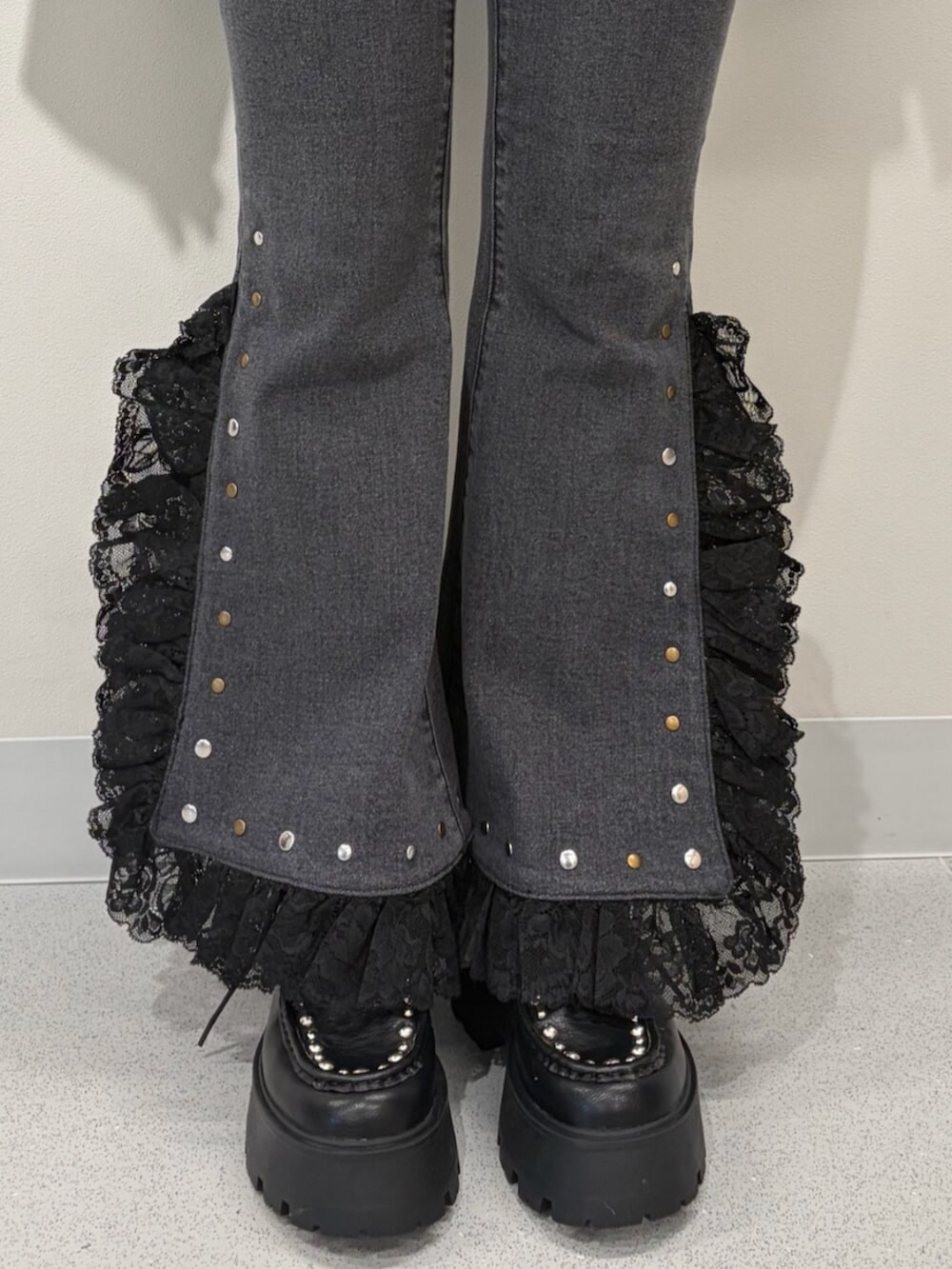 ブラック系のローファー、ブラック系のデニムパンツ、ブラック系のTシャツ/カットソーを着用したレディースの冬コーディネートの4枚目の写真