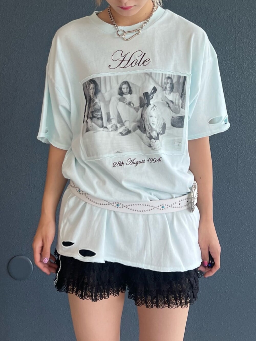 ブラック系のその他パンツ、ブルー系のTシャツ/カットソー、ブラック系のベルトを着用したレディースの夏コーディネートの4枚目の写真