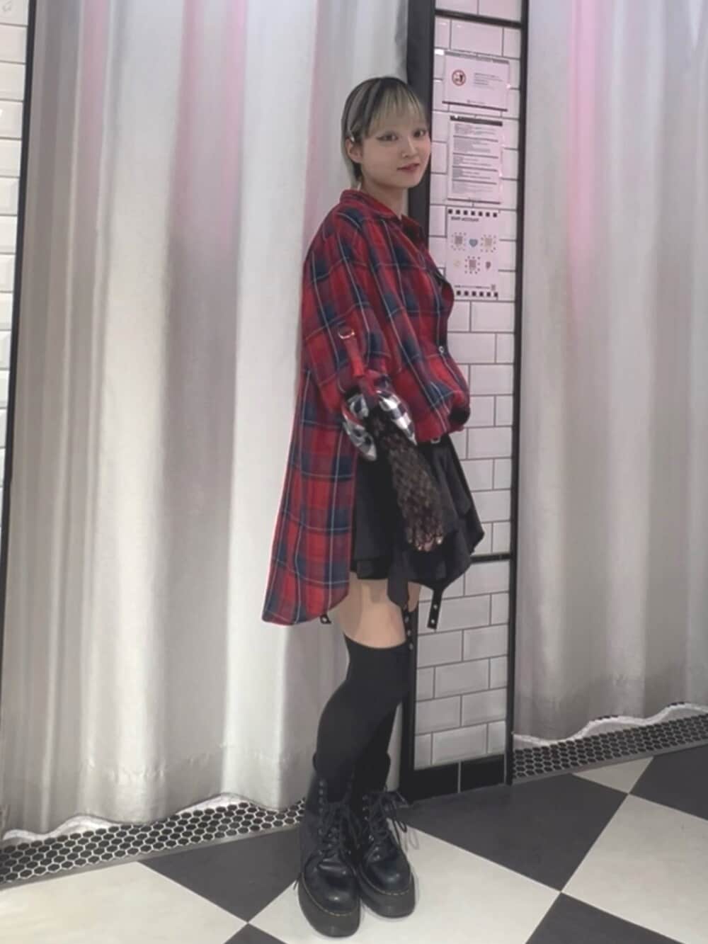 ブラック系のスカート、レッド系のシャツ/ブラウス、ブラック系のTシャツ/カットソーを着用したレディースの春コーディネートの2枚目の写真
