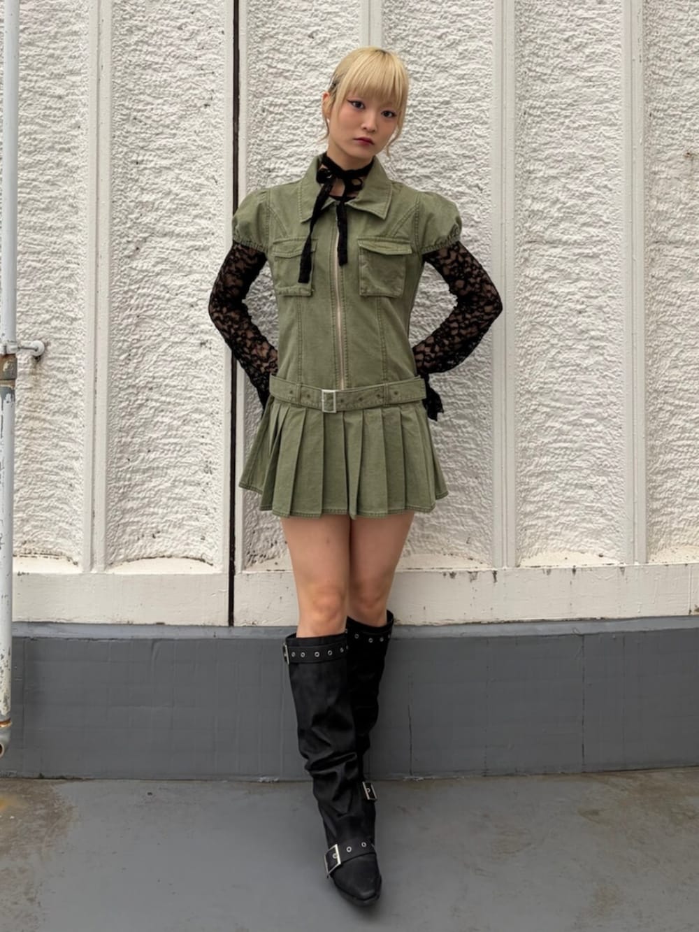 ブラック系のTシャツ/カットソー、ブラック系のブーツ、グリーン系のワンピースを着用したレディースの春コーディネートの2枚目の写真