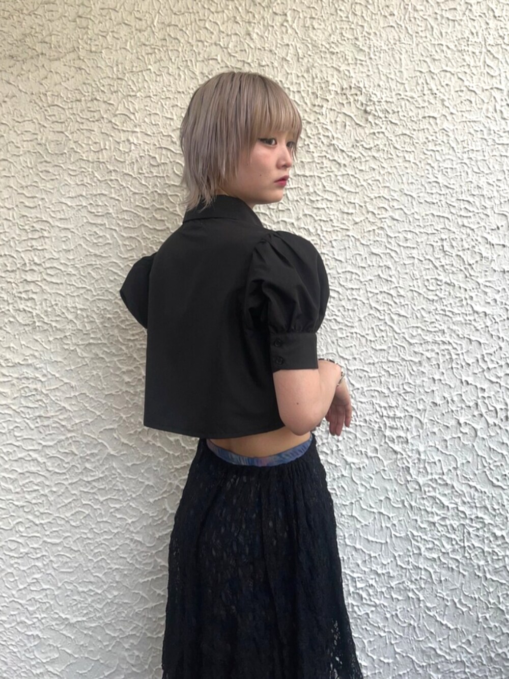 ブラック系のその他パンツ、ブラック系のシャツ/ブラウス、ブルー系のスカートを着用したレディースの夏コーディネートの5枚目の写真