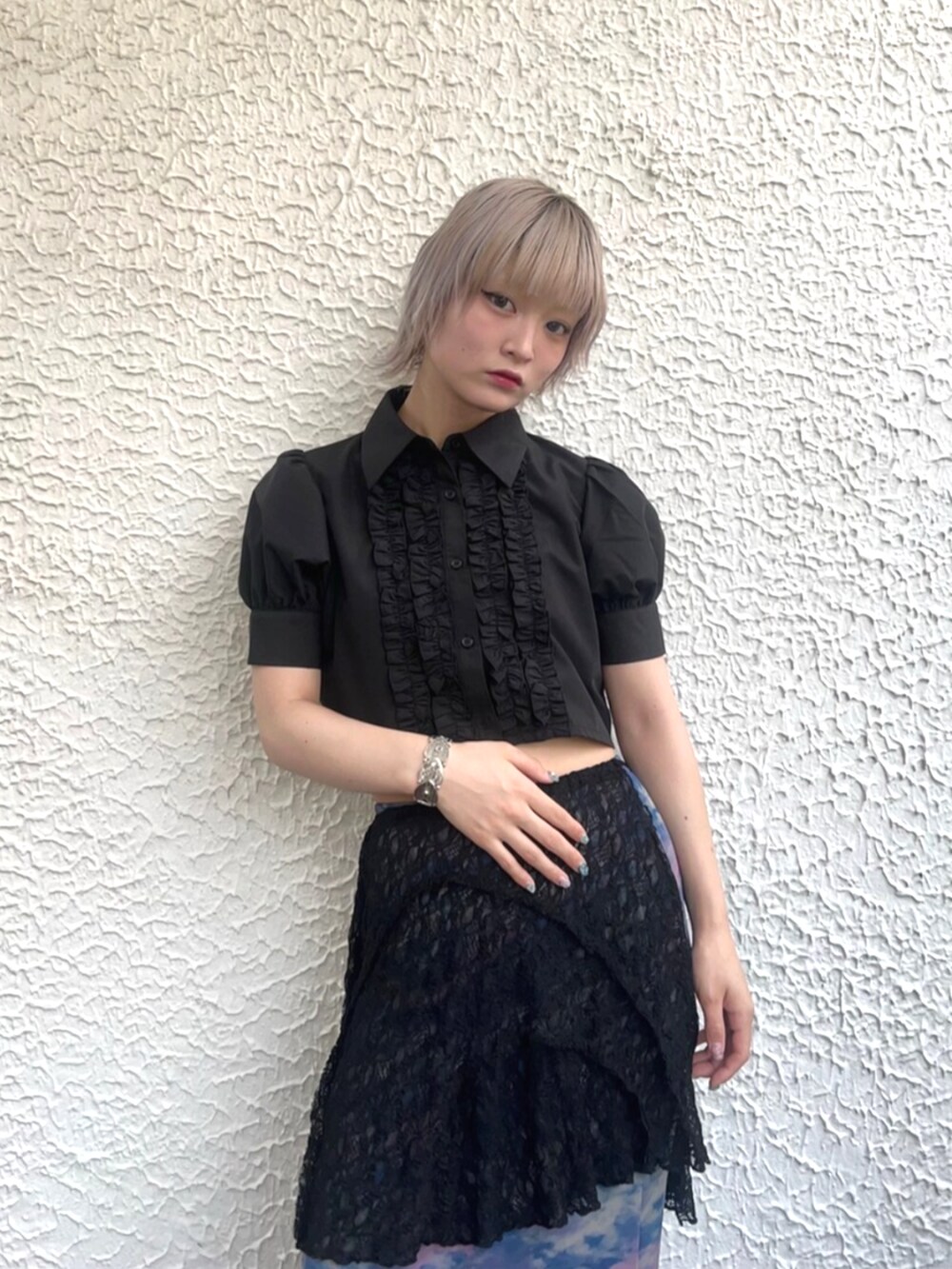 ブラック系のその他パンツ、ブラック系のシャツ/ブラウス、ブルー系のスカートを着用したレディースの夏コーディネートの4枚目の写真