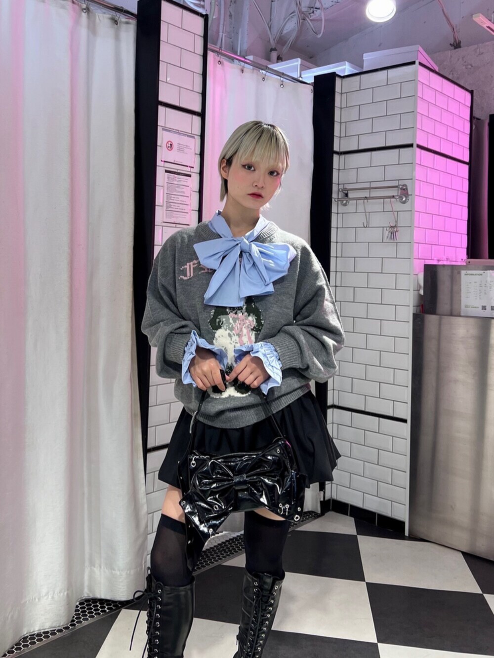 ブラック系のブーツ、ブルー系のシャツ/ブラウス、グレー系のニット/セーターを着用したレディースの秋コーディネートの5枚目の写真