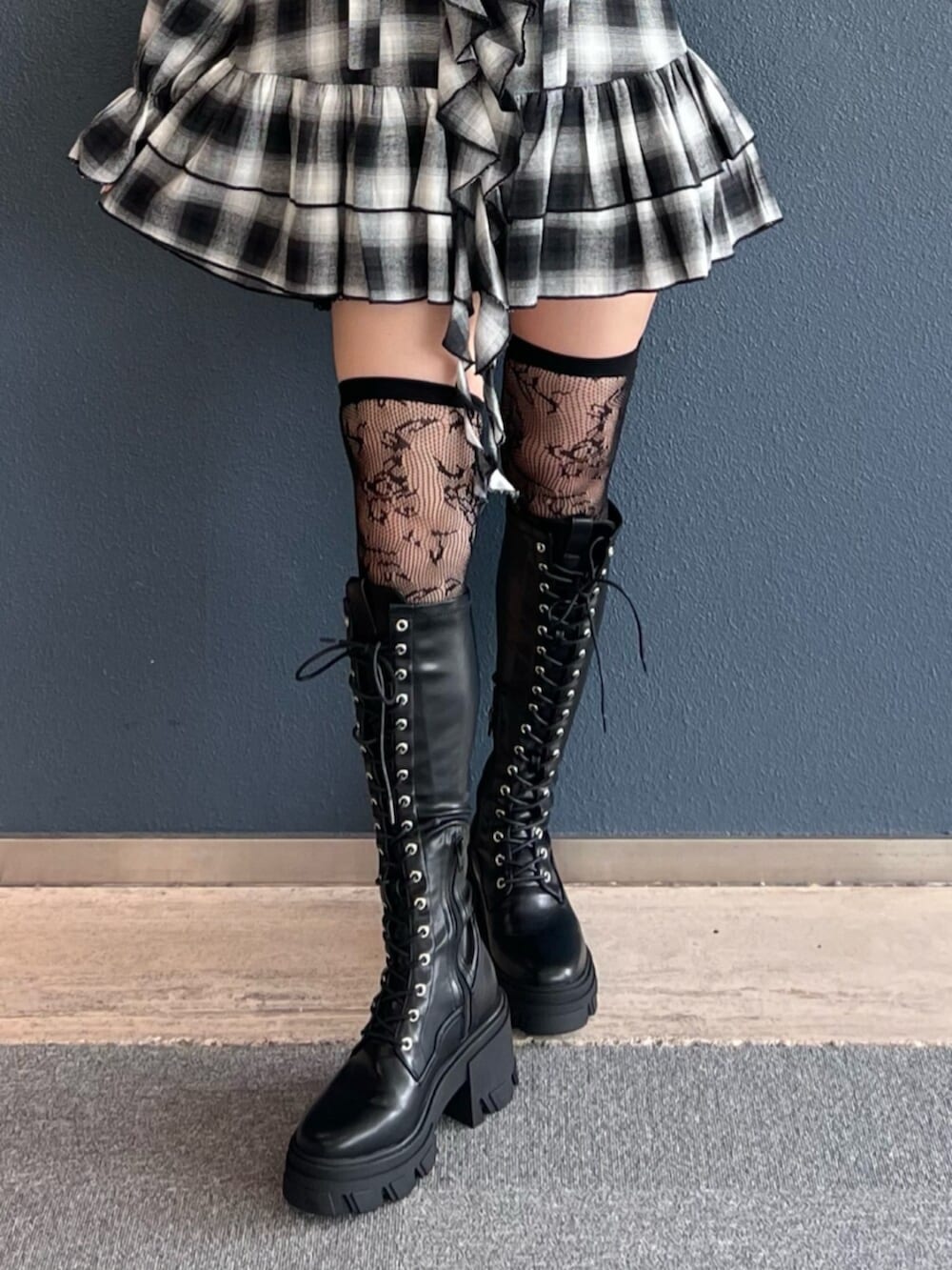 ブラック系のブーツ、ブラック系のワンピースを着用したレディースの秋コーディネートの5枚目の写真