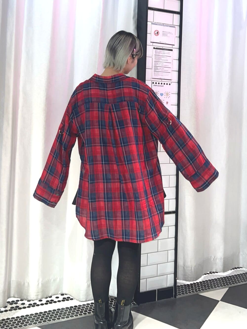 ブラック系のスカート、レッド系のシャツ/ブラウス、ブラック系のTシャツ/カットソーを着用したレディースの春コーディネートの5枚目の写真