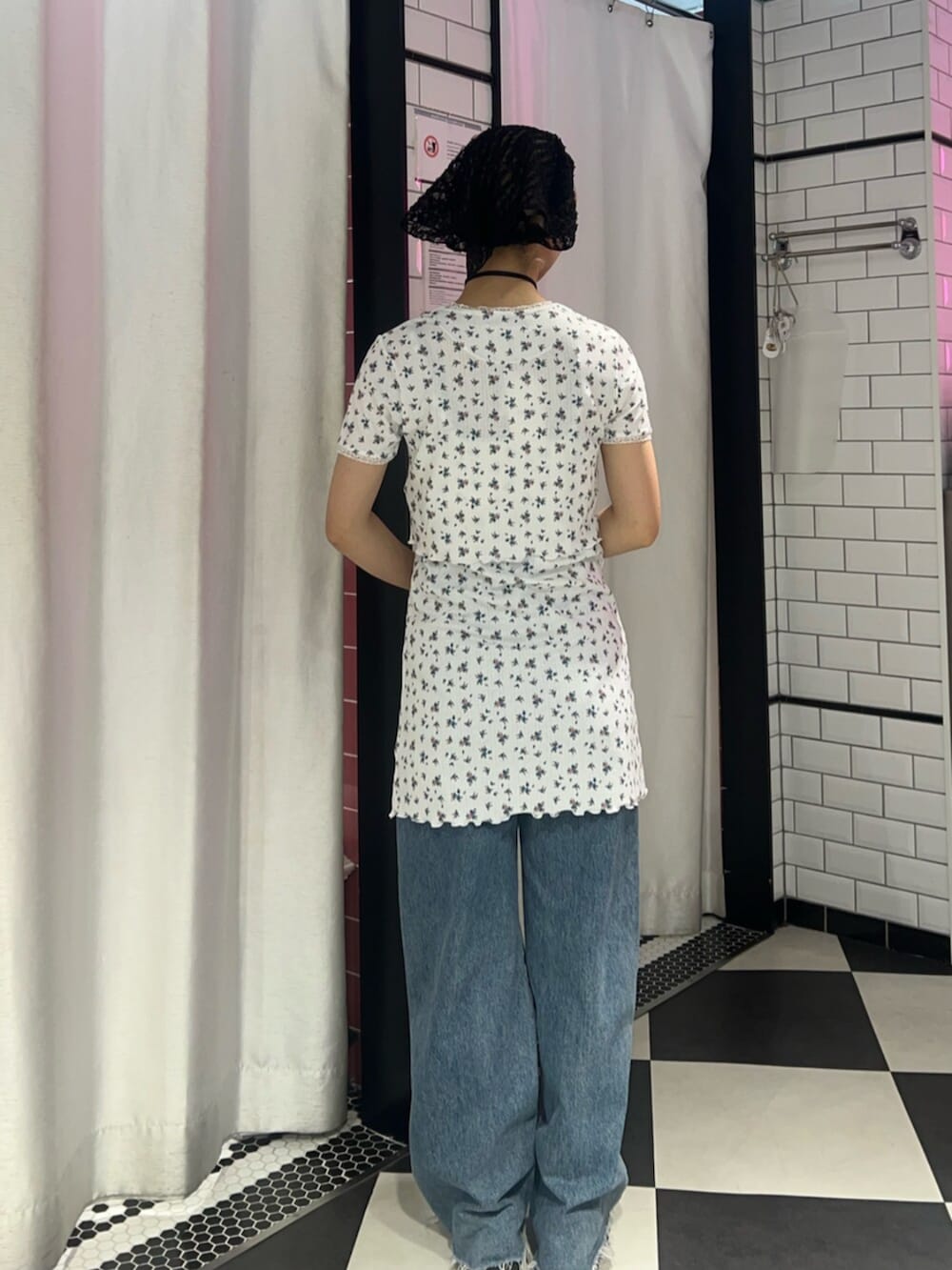 ブラック系のハンドバッグ、ホワイト系のカーディガン/ボレロ、ホワイト系のワンピースを着用したレディースの春コーディネートの4枚目の写真