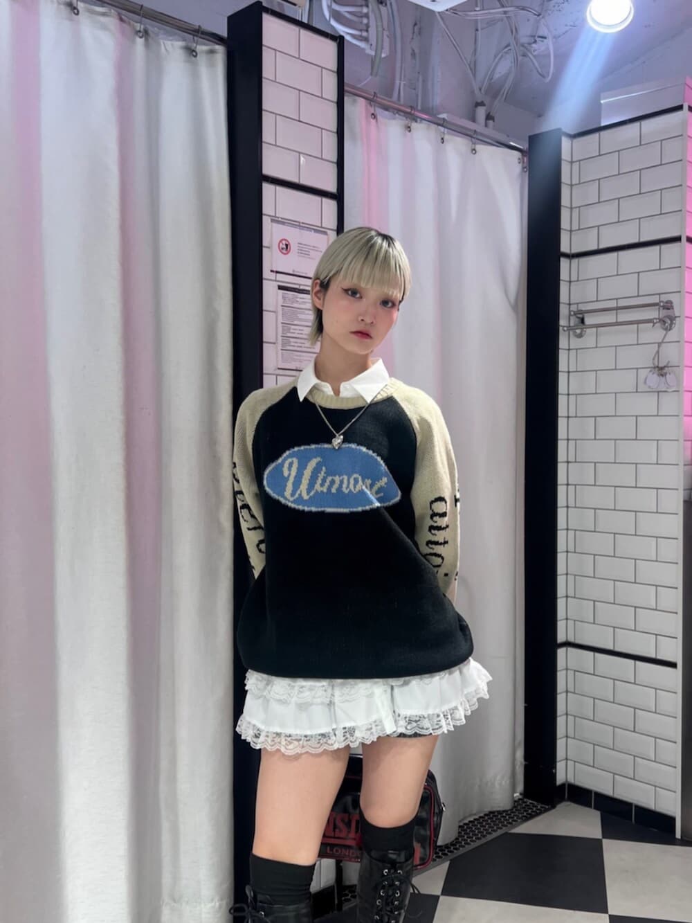 ブラック系のボストンバッグ、ブラック系のブーツ、ブラック系のニット/セーターを着用したレディースの秋コーディネートの5枚目の写真