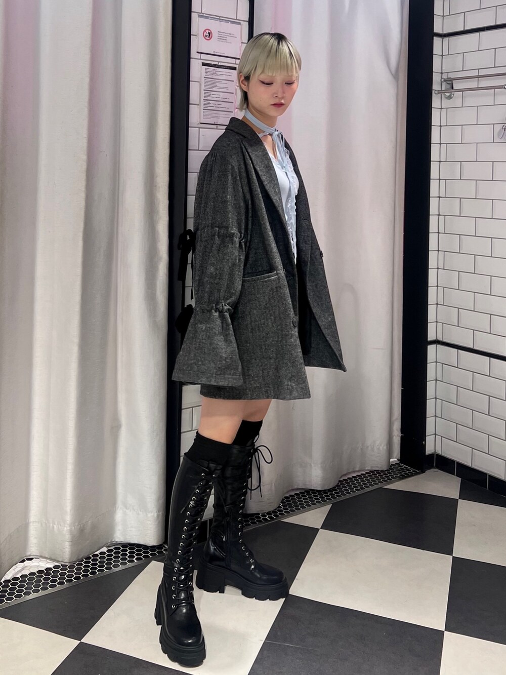 グレー系のテーラードジャケット、グレー系のその他パンツ、ブルー系のニット/セーターを着用したレディースの秋コーディネートの2枚目の写真