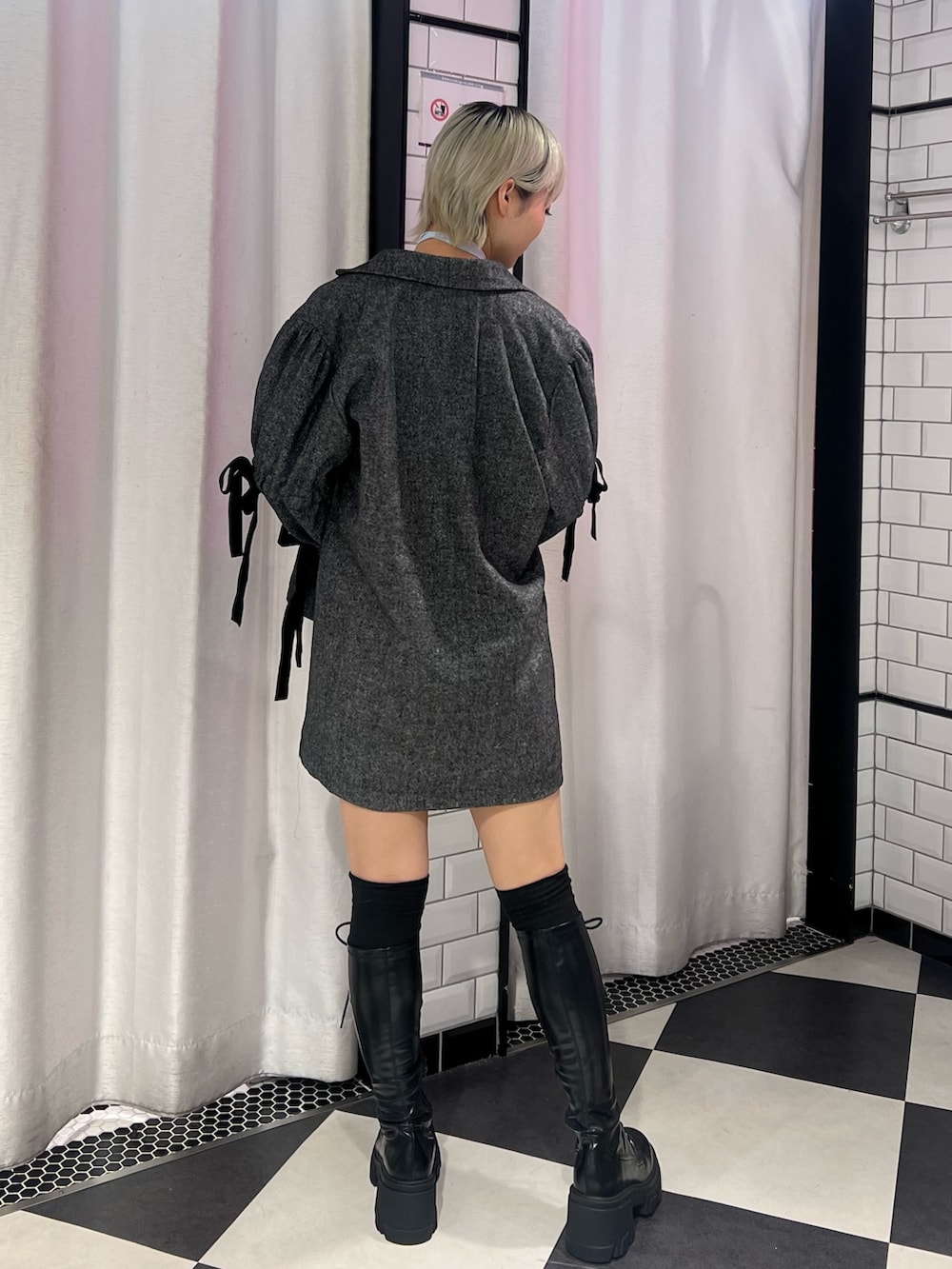 グレー系のテーラードジャケット、グレー系のその他パンツ、ブルー系のニット/セーターを着用したレディースの秋コーディネートの3枚目の写真