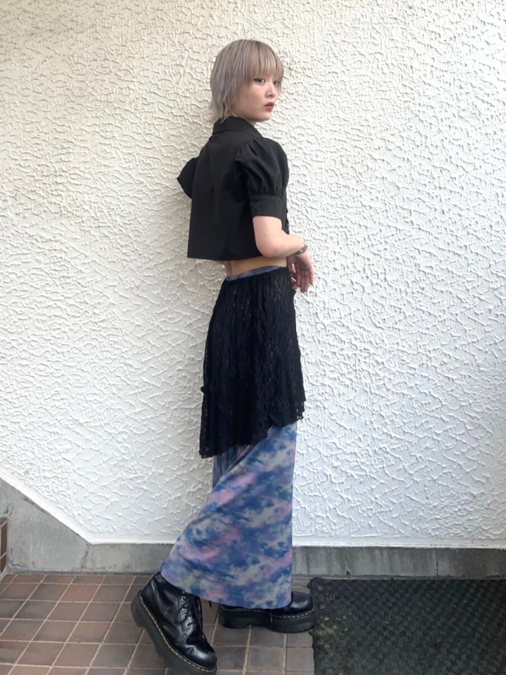 ブラック系のその他パンツ、ブラック系のシャツ/ブラウス、ブルー系のスカートを着用したレディースの夏コーディネートの3枚目の写真