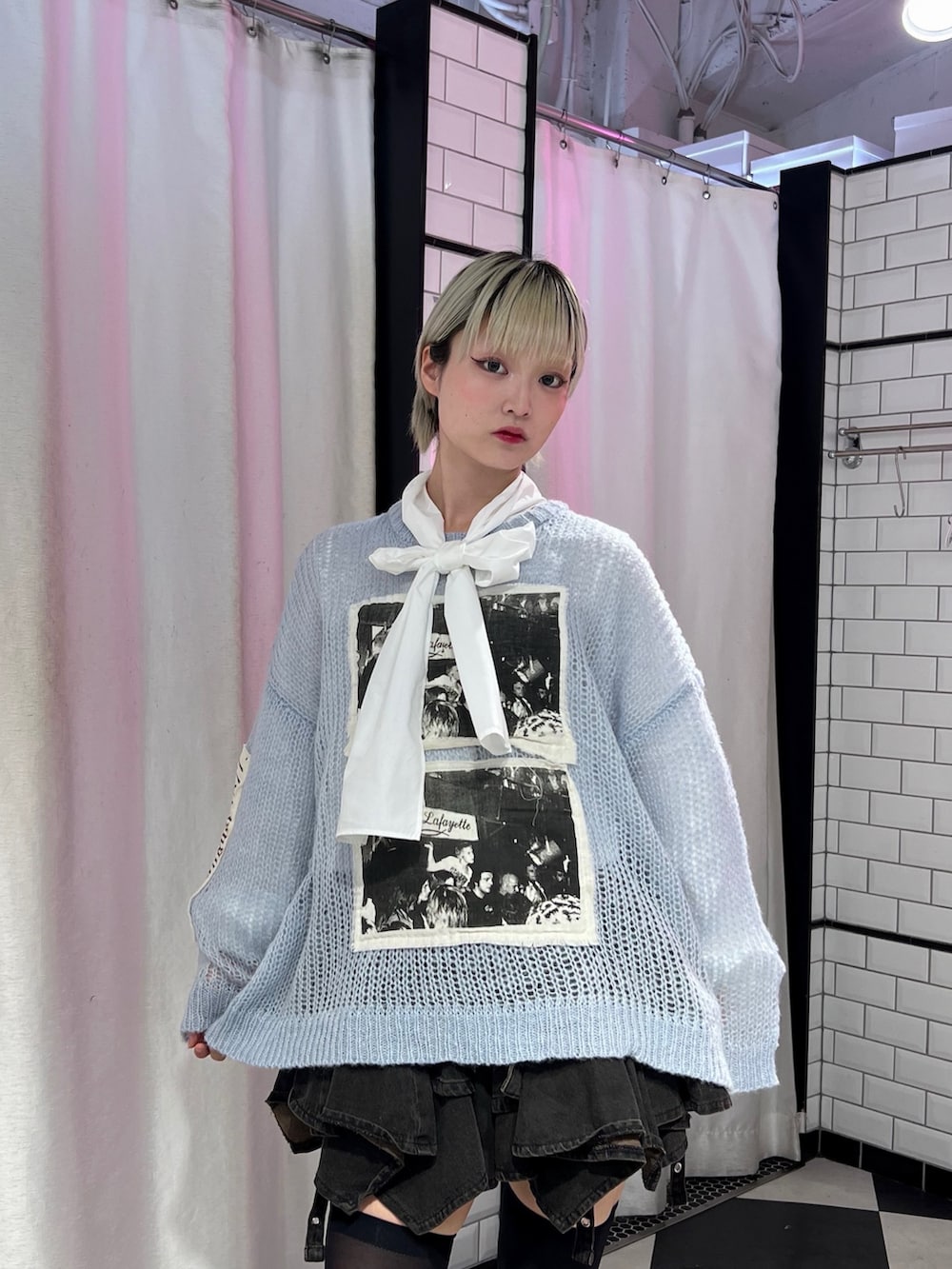 ホワイト系のシャツ/ブラウス、ブルー系のニット/セーター、ブラック系のデニムスカートを着用したレディースの秋コーディネートの5枚目の写真