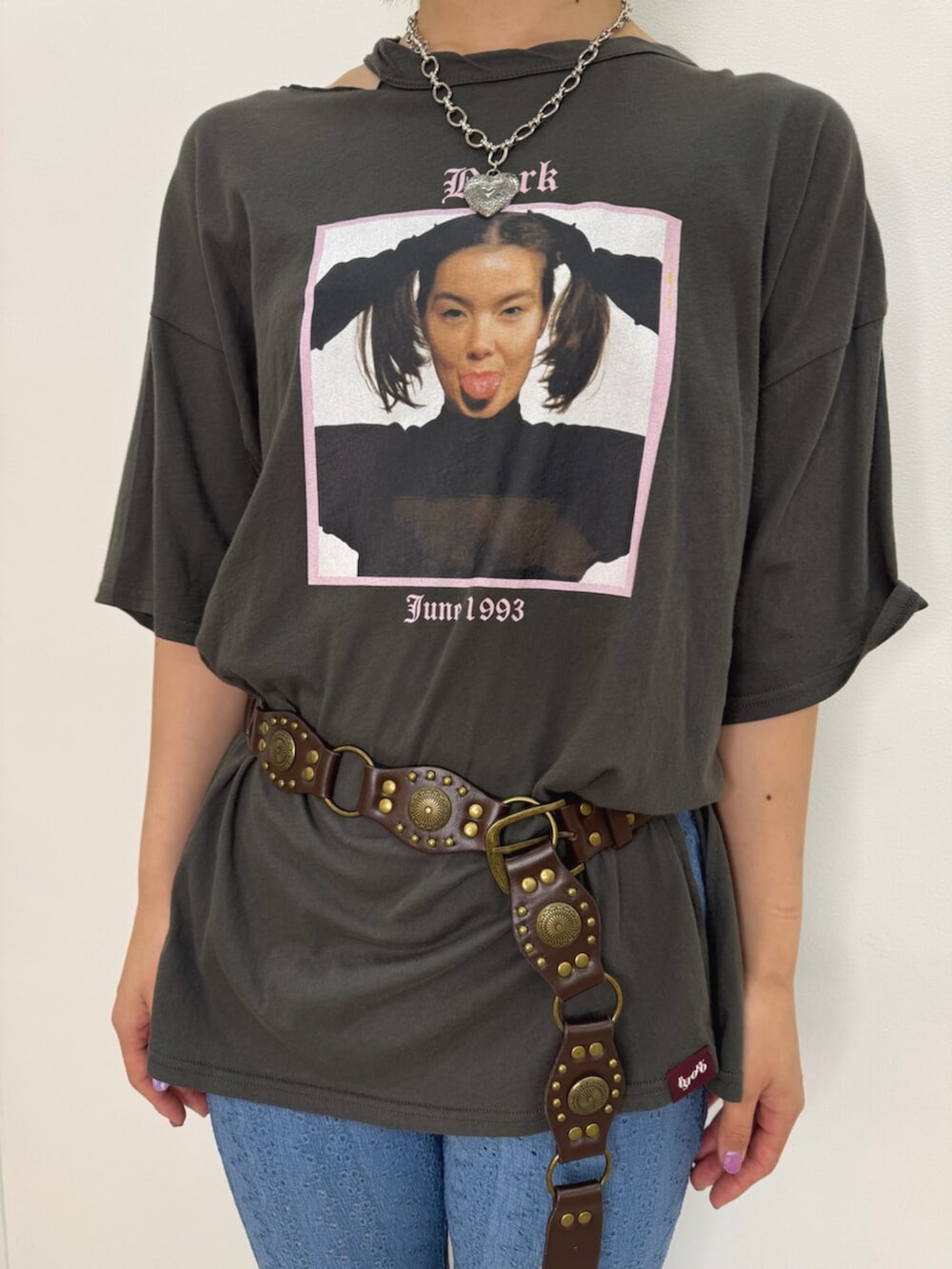 ブラック系のローファー、ブラック系のTシャツ/カットソー、ブルー系のその他パンツを着用したレディースの春コーディネートの4枚目の写真