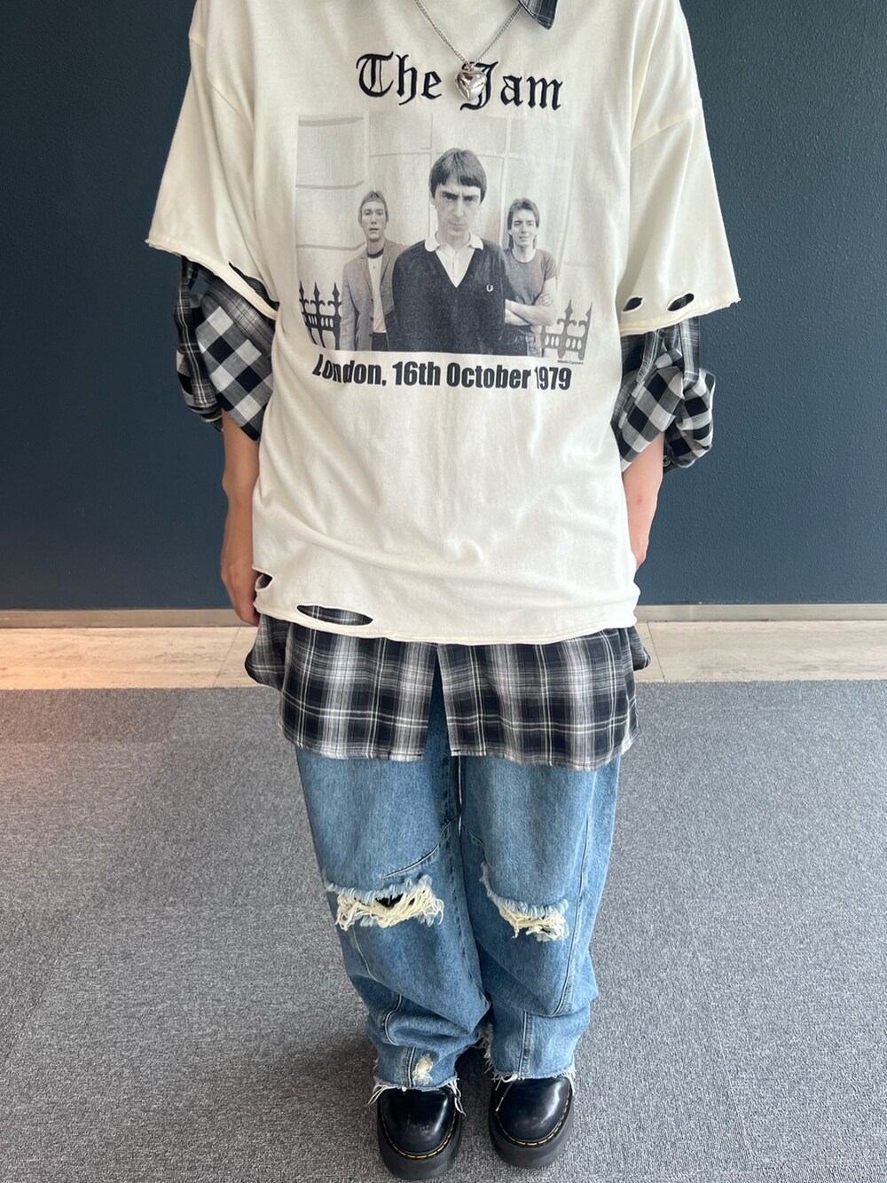 ブラック系のシャツ/ブラウス、ブルー系のデニムパンツ、ホワイト系のTシャツ/カットソーを着用したレディースの夏コーディネートの5枚目の写真