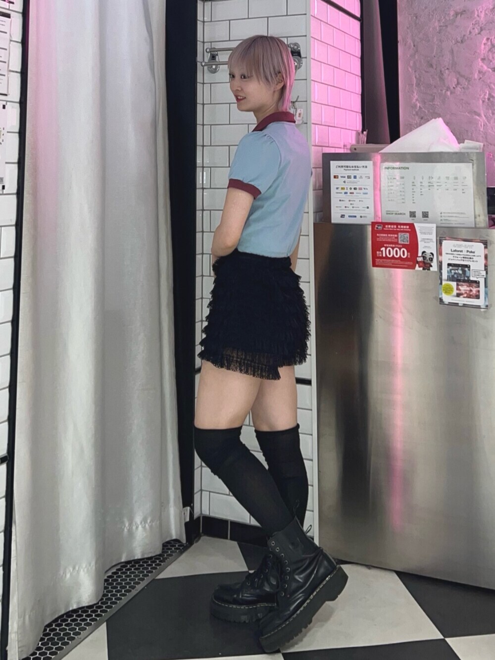 ブラック系のその他パンツ、ブルー系のポロシャツを着用したレディースの春コーディネートの3枚目の写真