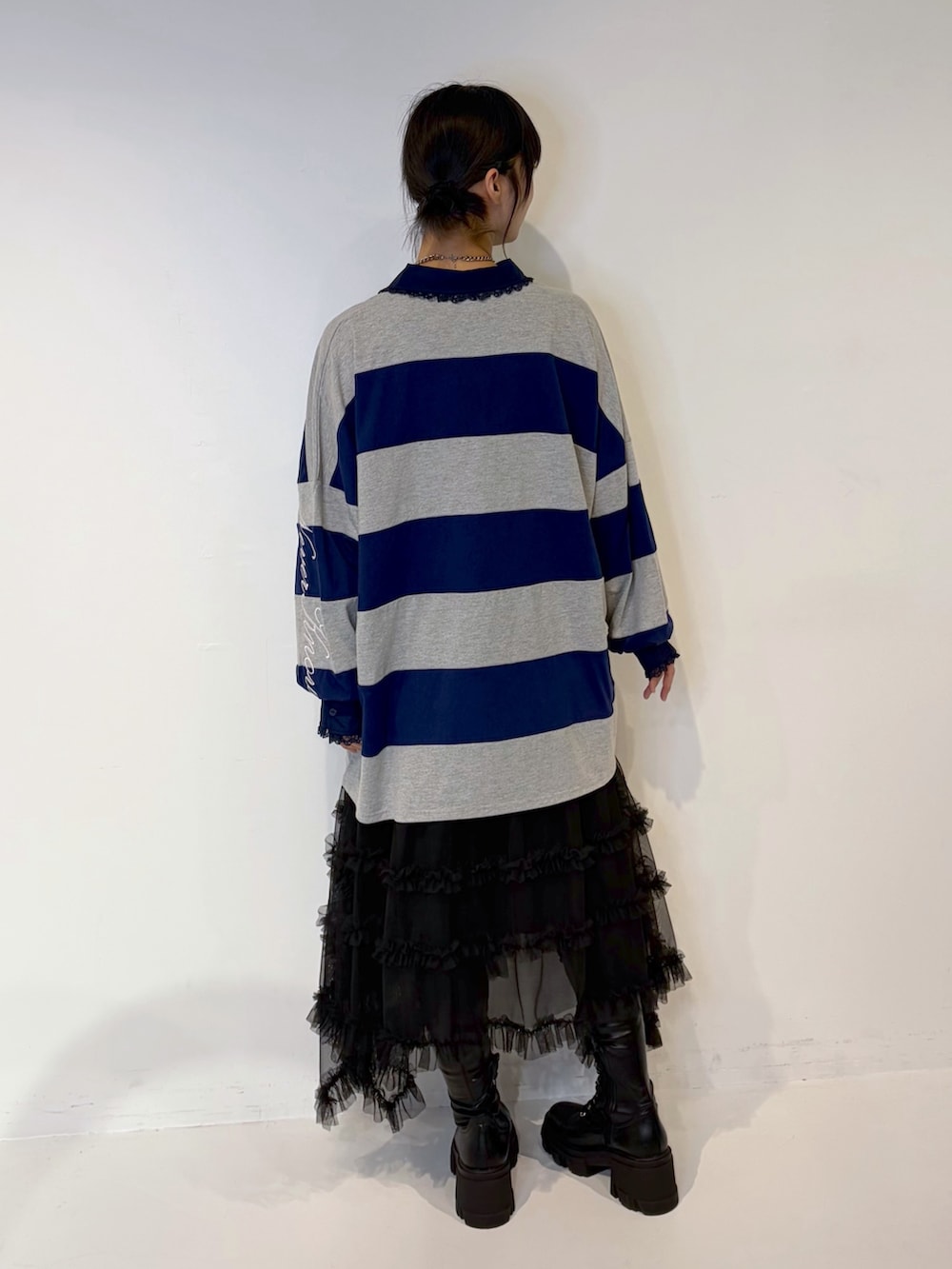 グレー系のTシャツ/カットソー、ブラック系のスカート、ブラック系のブーツを着用したレディースの夏コーディネートの3枚目の写真