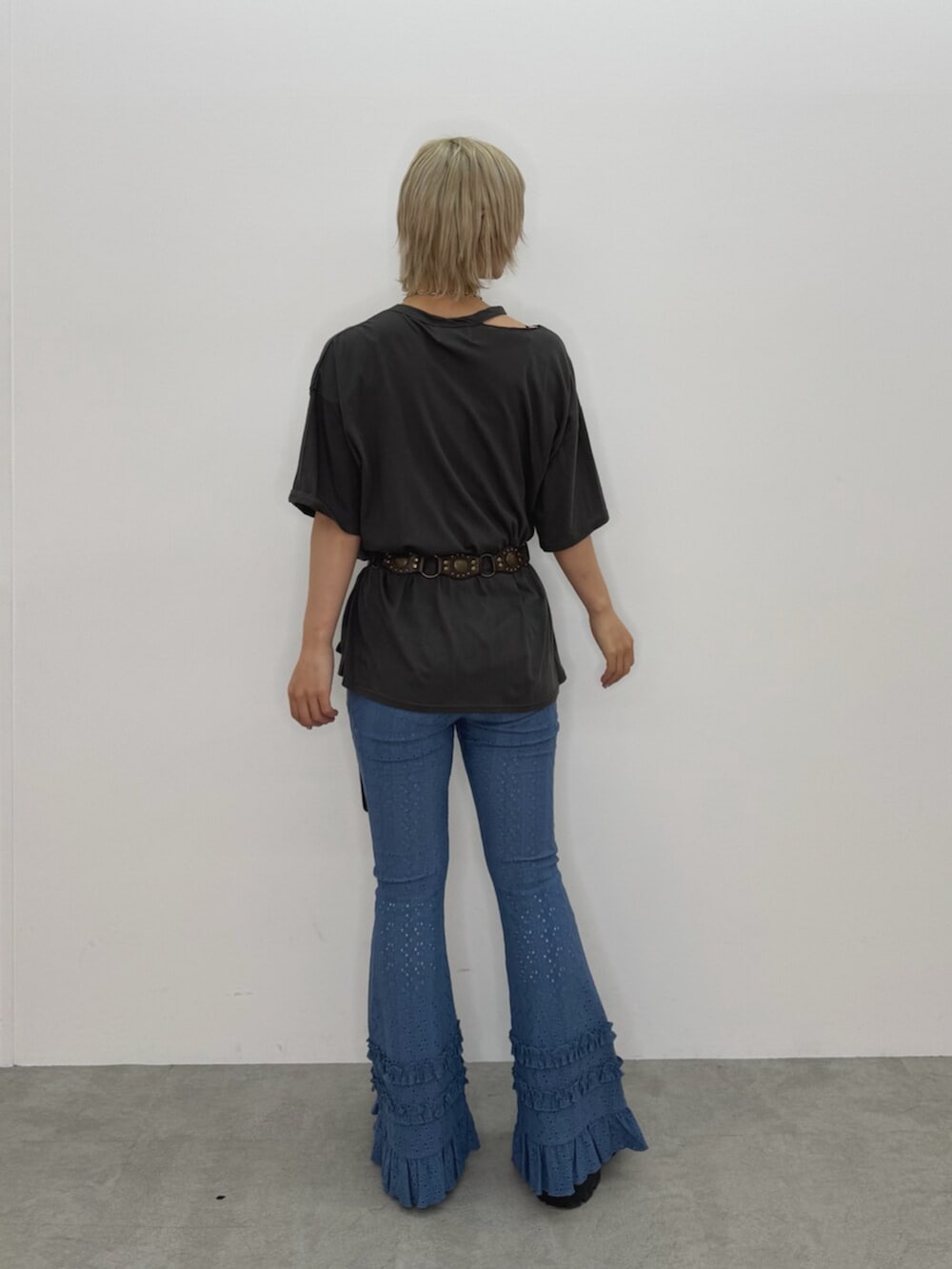 ブラック系のローファー、ブラック系のTシャツ/カットソー、ブルー系のその他パンツを着用したレディースの春コーディネートの3枚目の写真