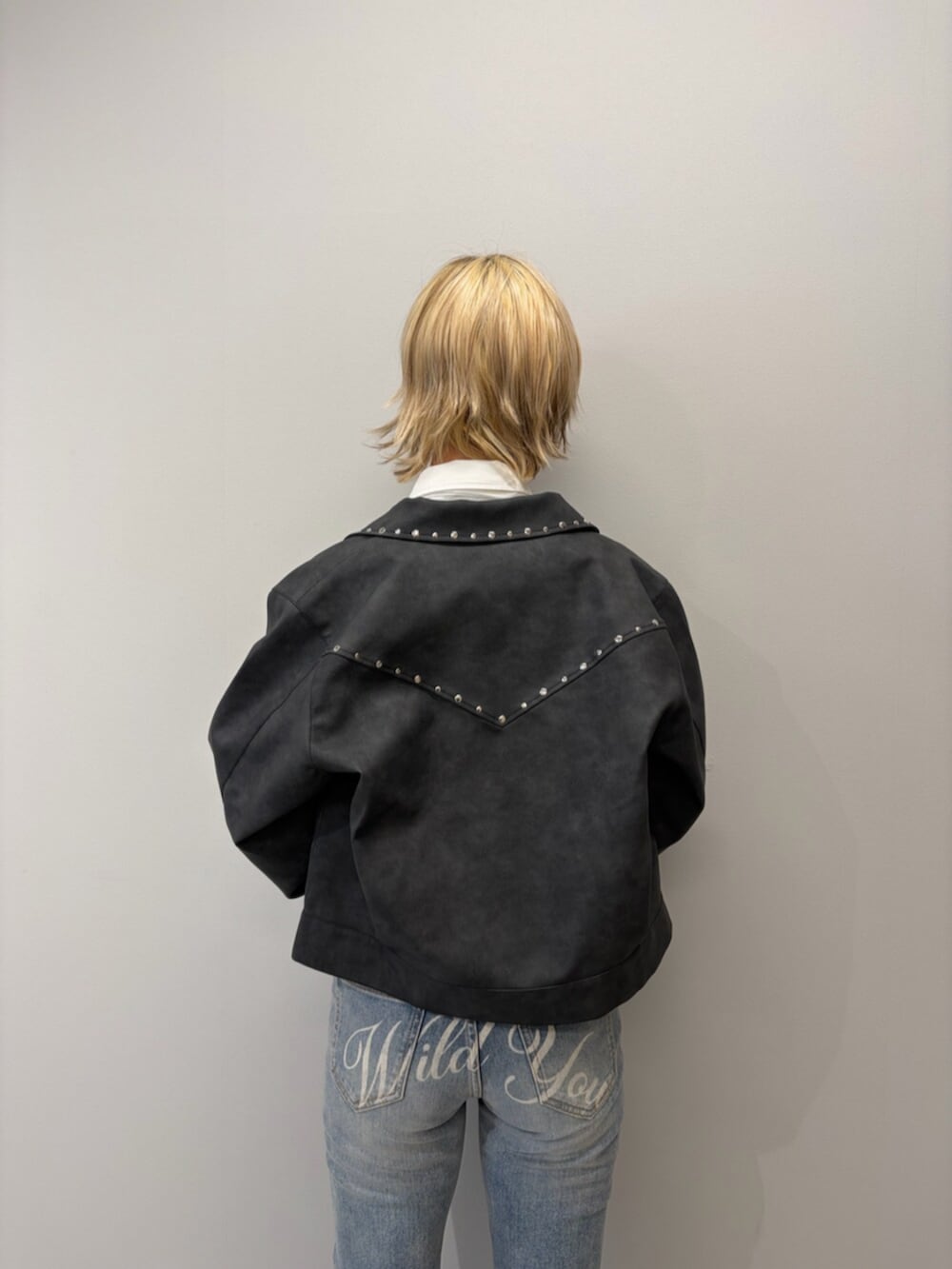 ブラック系のブルゾン、ブラック系のローファー、ブルー系のデニムパンツを着用したレディースの冬コーディネートの4枚目の写真