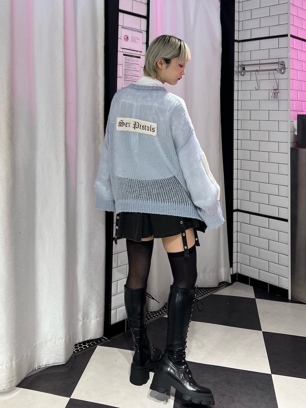 ホワイト系のシャツ/ブラウス、ブルー系のニット/セーター、ブラック系のデニムスカートを着用したレディースの秋コーディネートの3枚目の写真