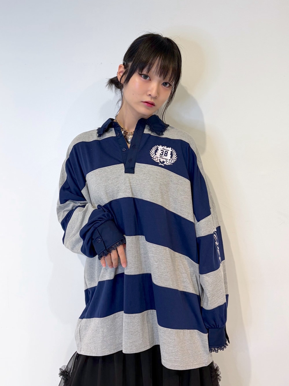 グレー系のTシャツ/カットソー、ブラック系のスカート、ブラック系のブーツを着用したレディースの夏コーディネートの6枚目の写真
