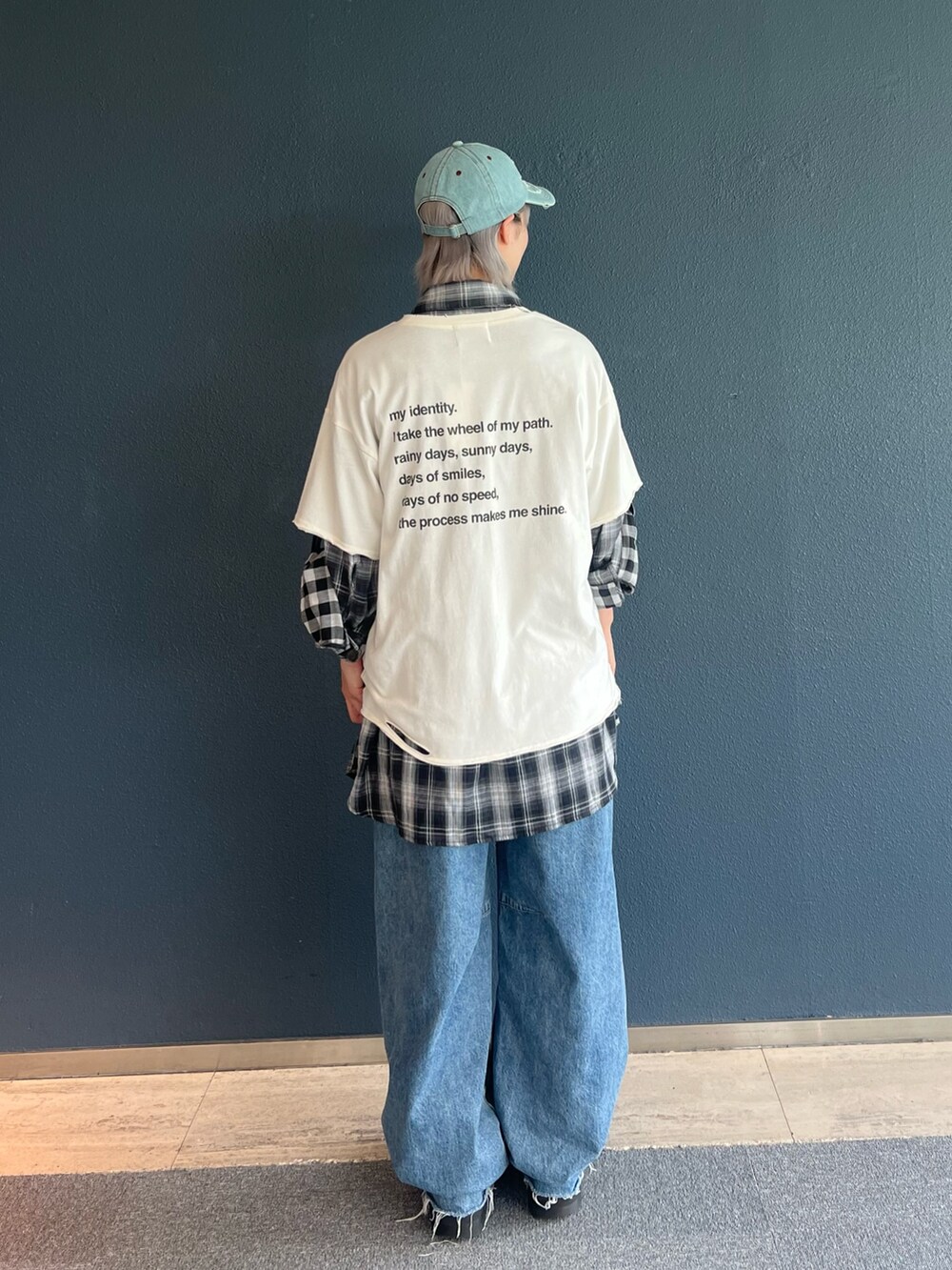 ブラック系のシャツ/ブラウス、ブルー系のデニムパンツ、ホワイト系のTシャツ/カットソーを着用したレディースの夏コーディネートの4枚目の写真