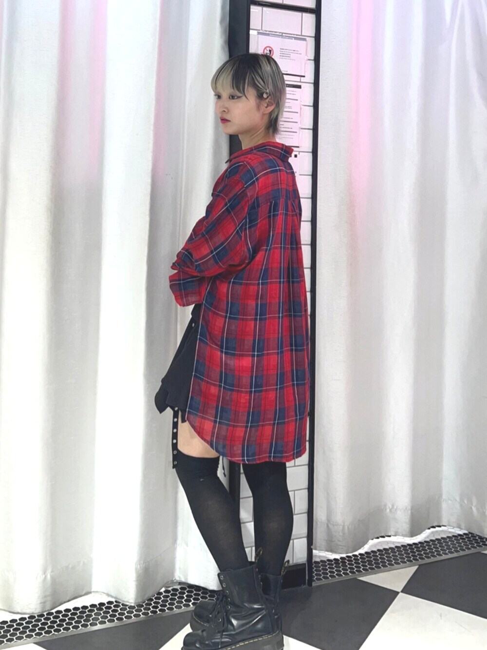 ブラック系のスカート、レッド系のシャツ/ブラウス、ブラック系のTシャツ/カットソーを着用したレディースの春コーディネートの4枚目の写真