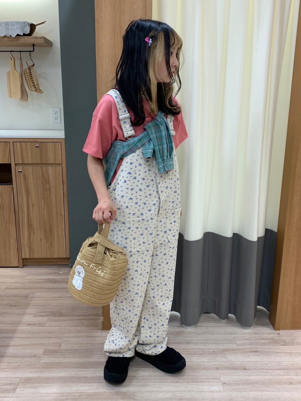 ブルー系のその他パンツ、ピンク系のTシャツ/カットソー、グリーン系のシャツ/ブラウスを着用したレディースの春コーディネートの2枚目の写真