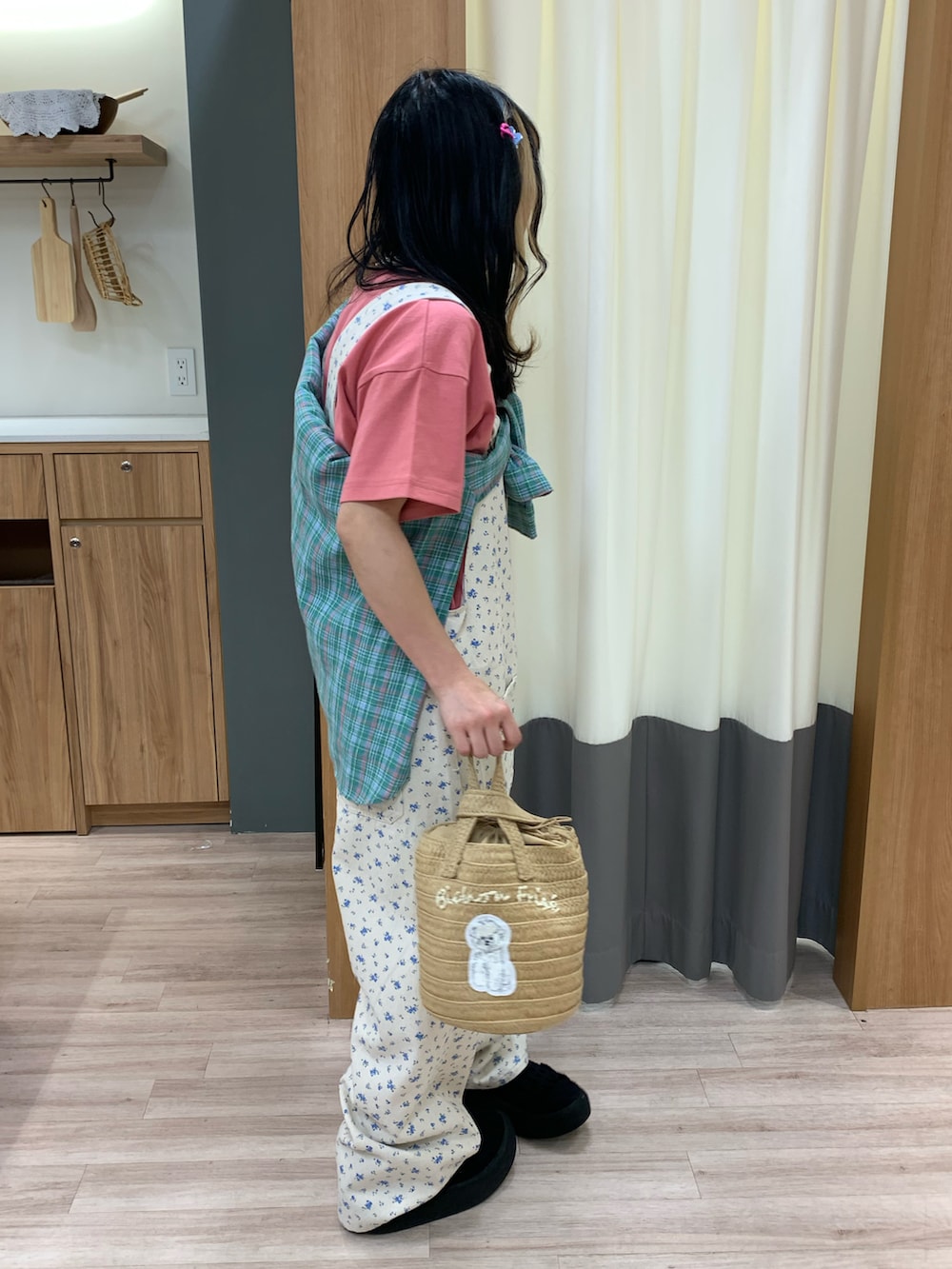 ブルー系のその他パンツ、ピンク系のTシャツ/カットソー、グリーン系のシャツ/ブラウスを着用したレディースの春コーディネートの3枚目の写真