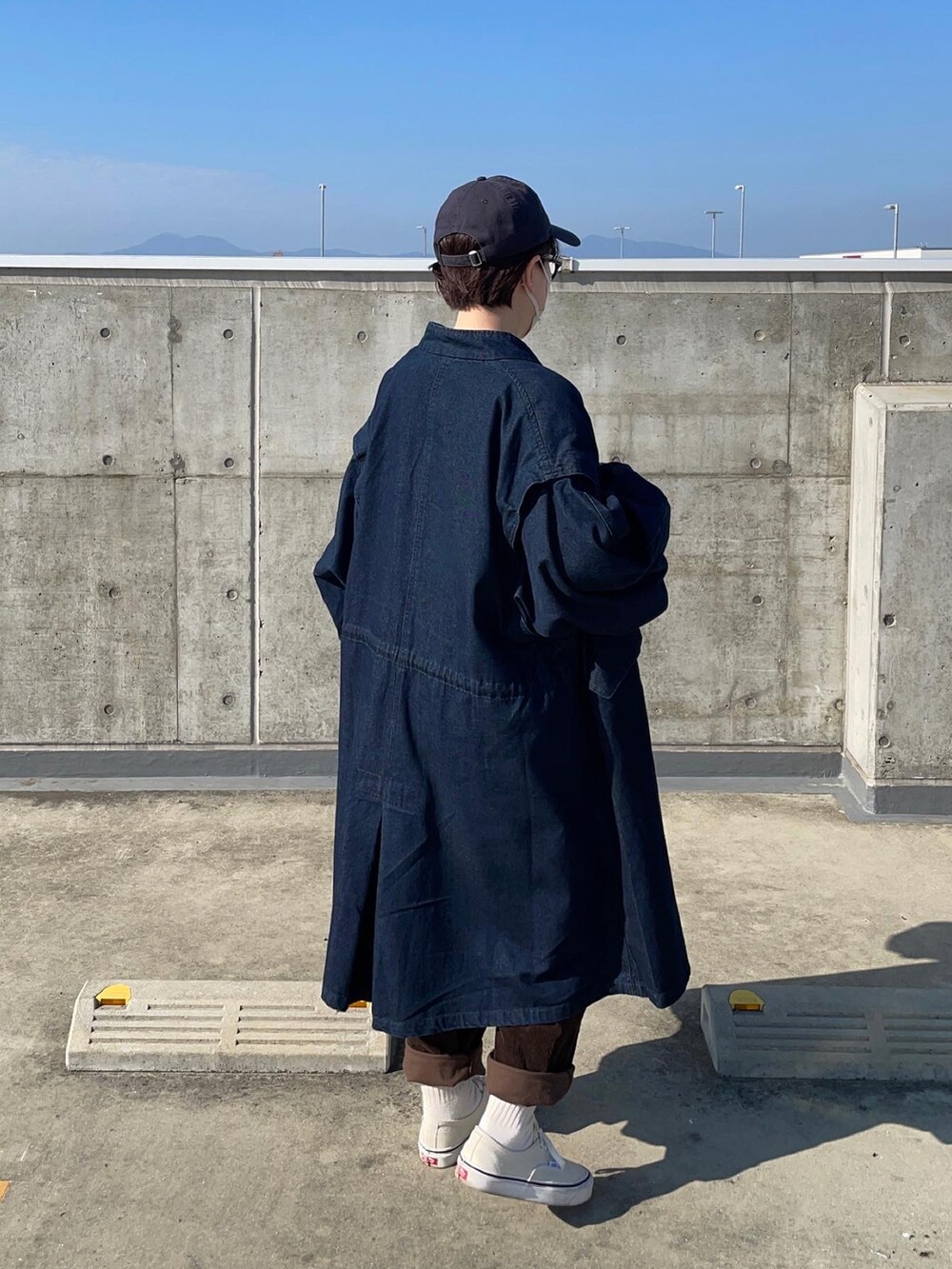 ブルー系のモッズコート、ホワイト系のスニーカーを着用したレディースの秋コーディネートの2枚目の写真