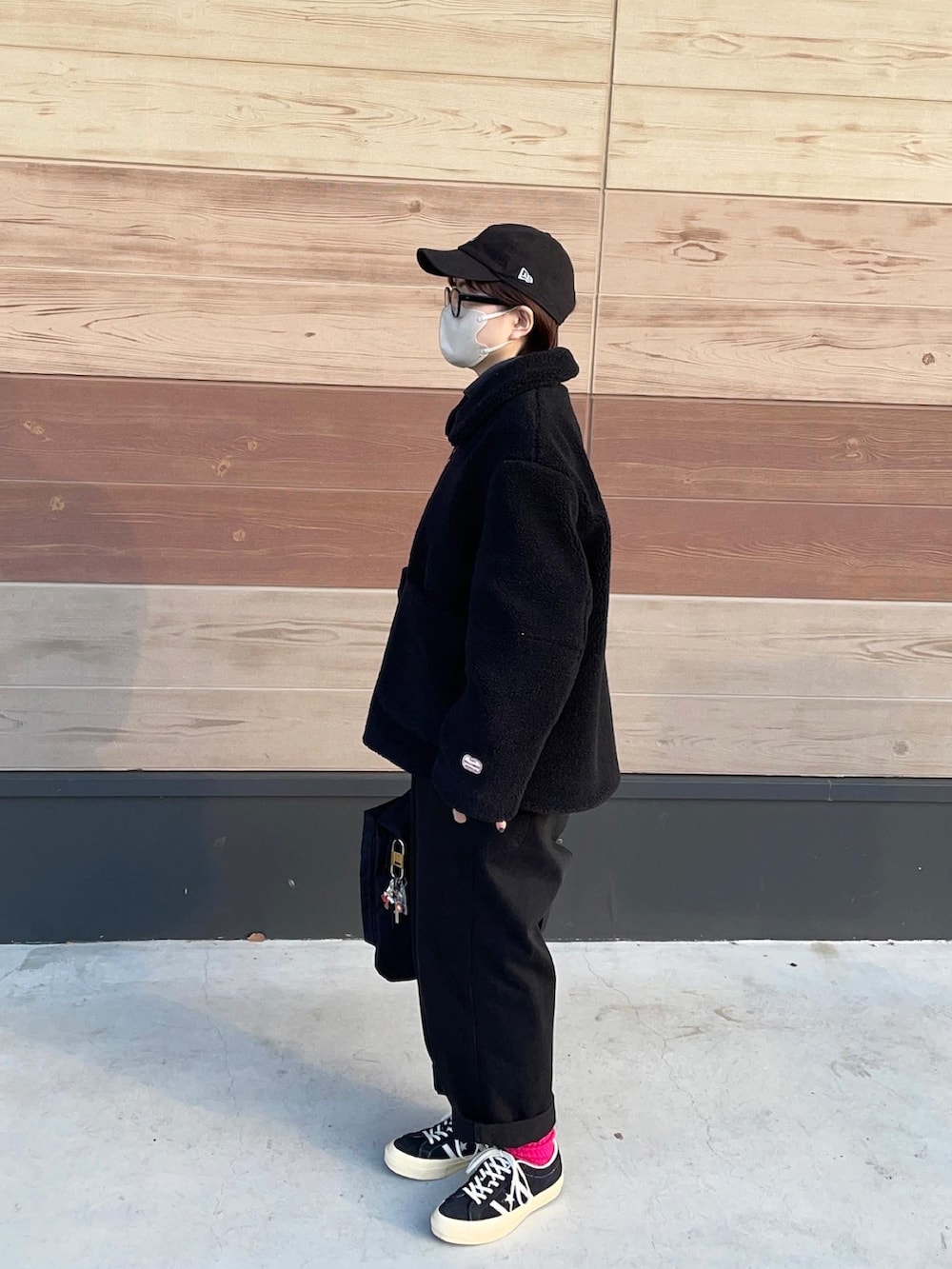 ブラック系のその他アウター、ブラック系のショルダーバッグを着用したレディースの冬コーディネートの2枚目の写真