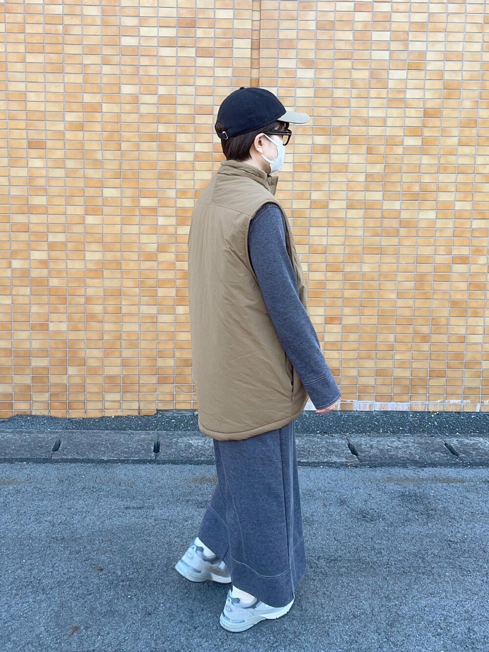 ブラック系のワンピースを着用したレディースの秋コーディネートの2枚目の写真