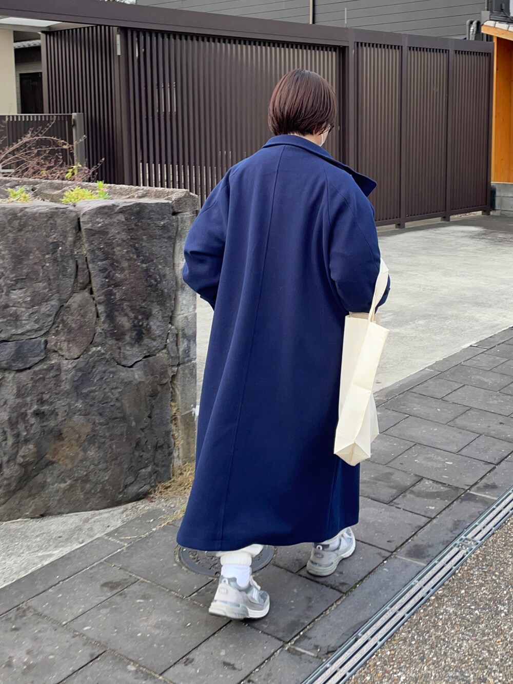 ブルー系のダッフルコートを着用したレディースの冬コーディネートの2枚目の写真