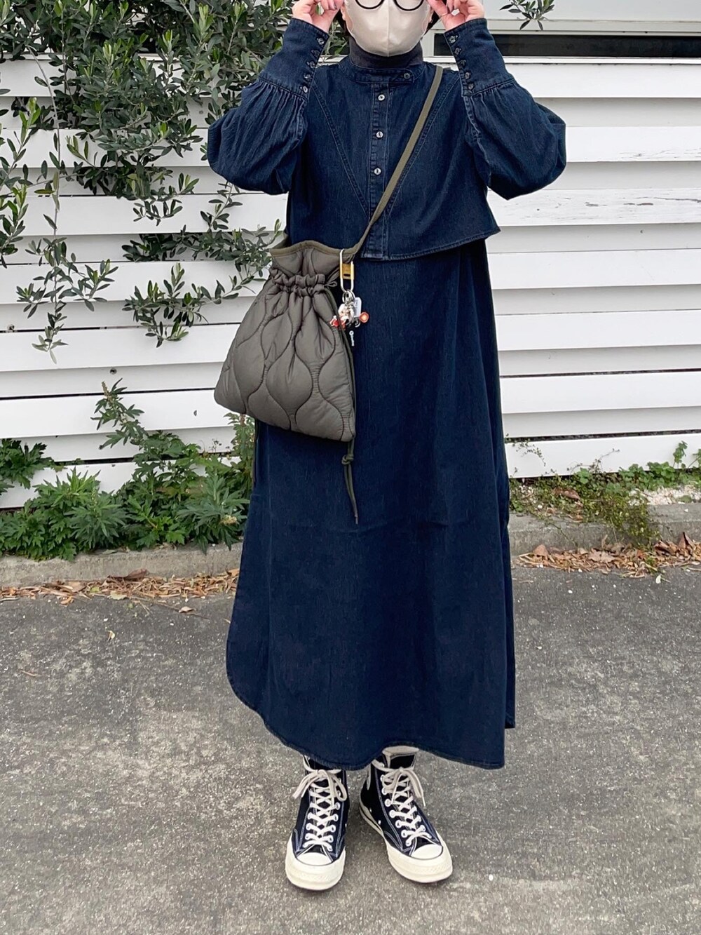 ブルー系のワンピースを着用したレディースの冬コーディネートの2枚目の写真