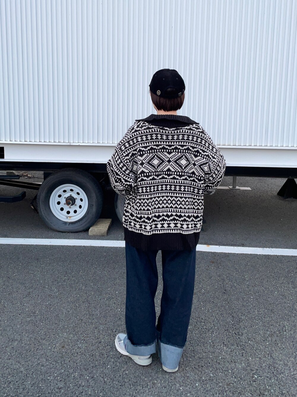 ブルー系のデニムパンツ、ブラック系のカーディガン/ボレロを着用したレディースの冬コーディネートの3枚目の写真