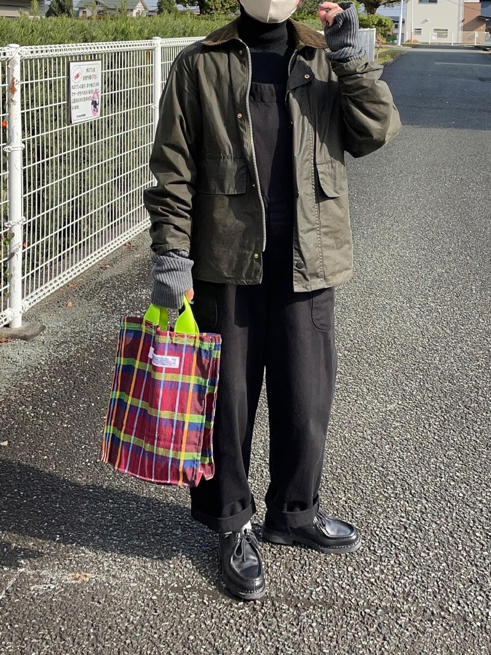 ブラック系のニット/セーターを着用したレディースの秋コーディネートの2枚目の写真