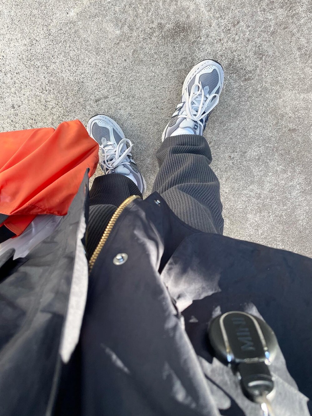 グレー系のその他パンツを着用したレディースの冬コーディネートの2枚目の写真