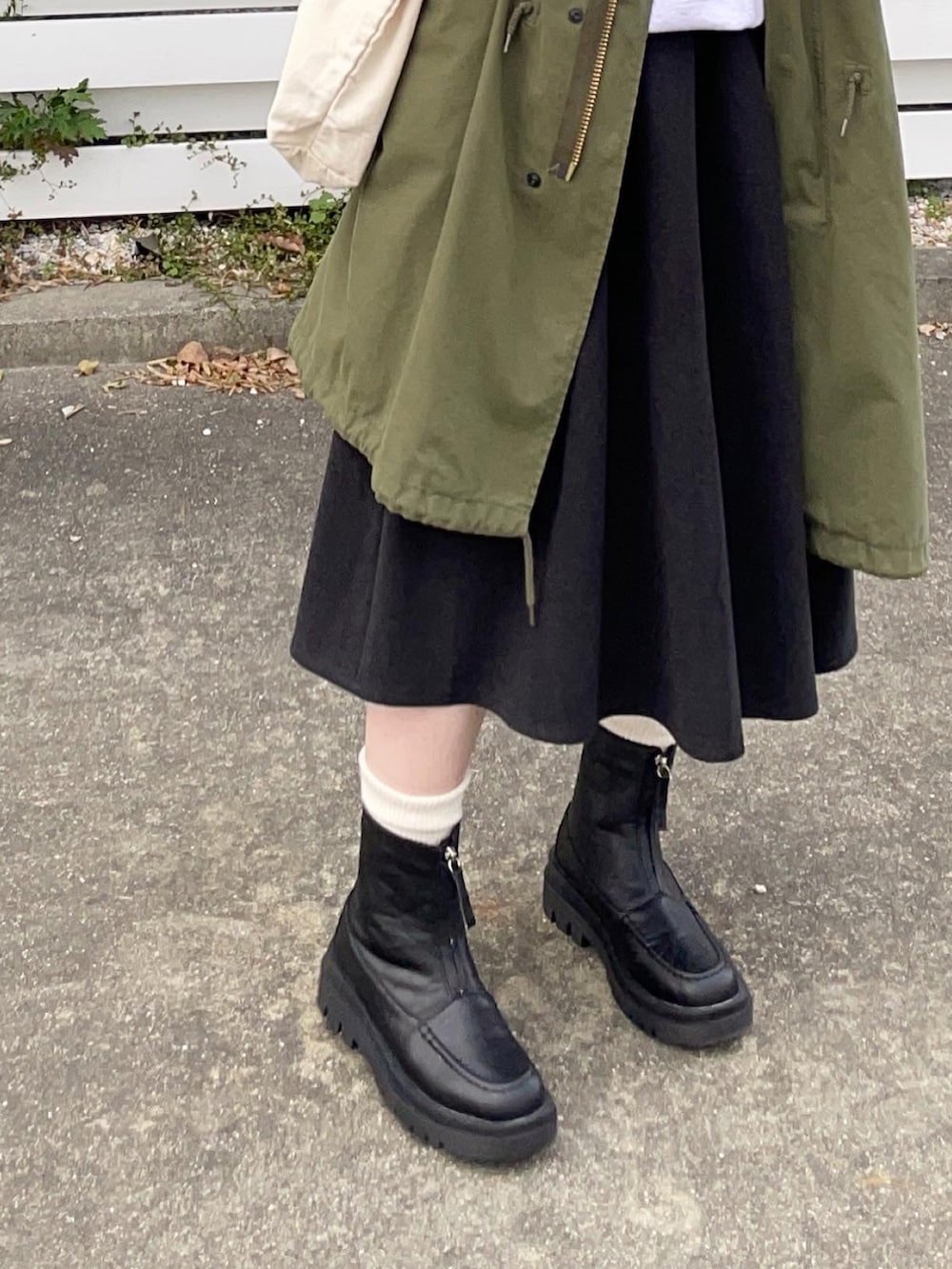 ブラック系のブーツ、グリーン系のモッズコートを着用したレディースの冬コーディネートの3枚目の写真