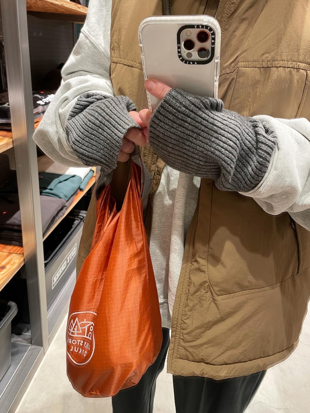 ブラック系のニット/セーターを着用したレディースの秋コーディネートの2枚目の写真