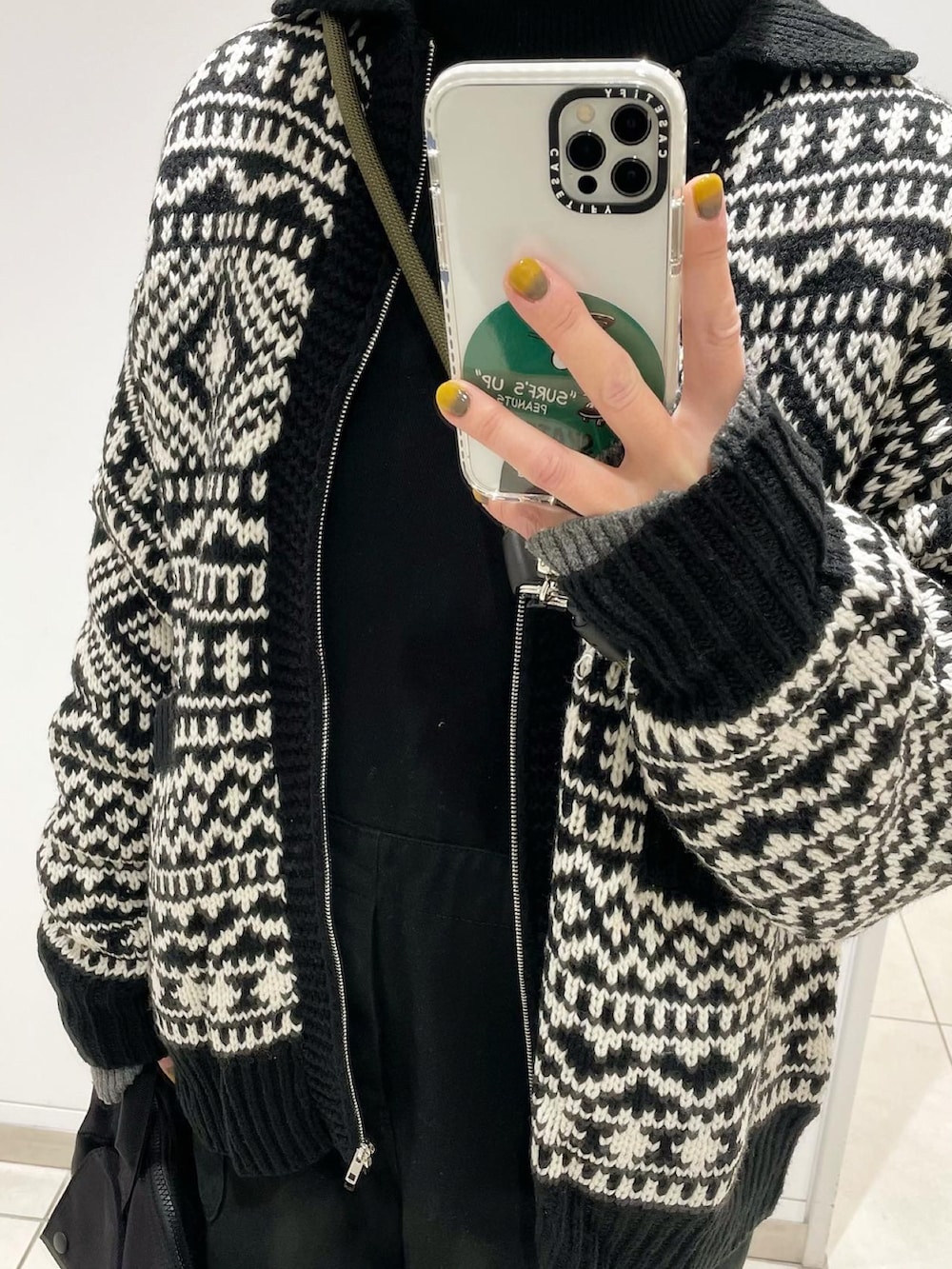 ブラック系のカーディガン/ボレロを着用したレディースの冬コーディネートの3枚目の写真