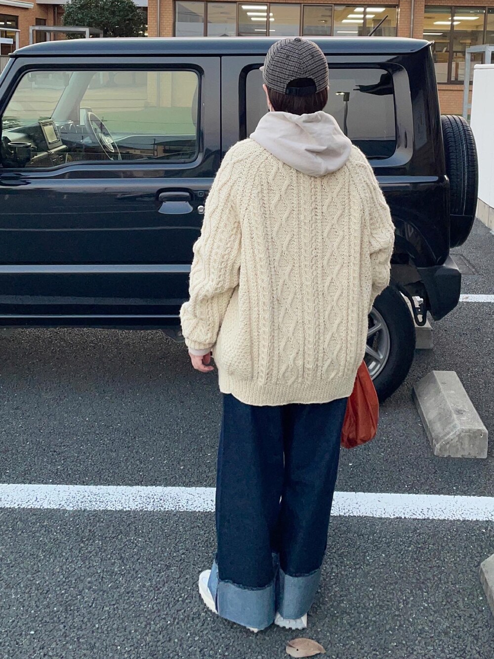 ブルー系のデニムパンツを着用したレディースの冬コーディネートの2枚目の写真