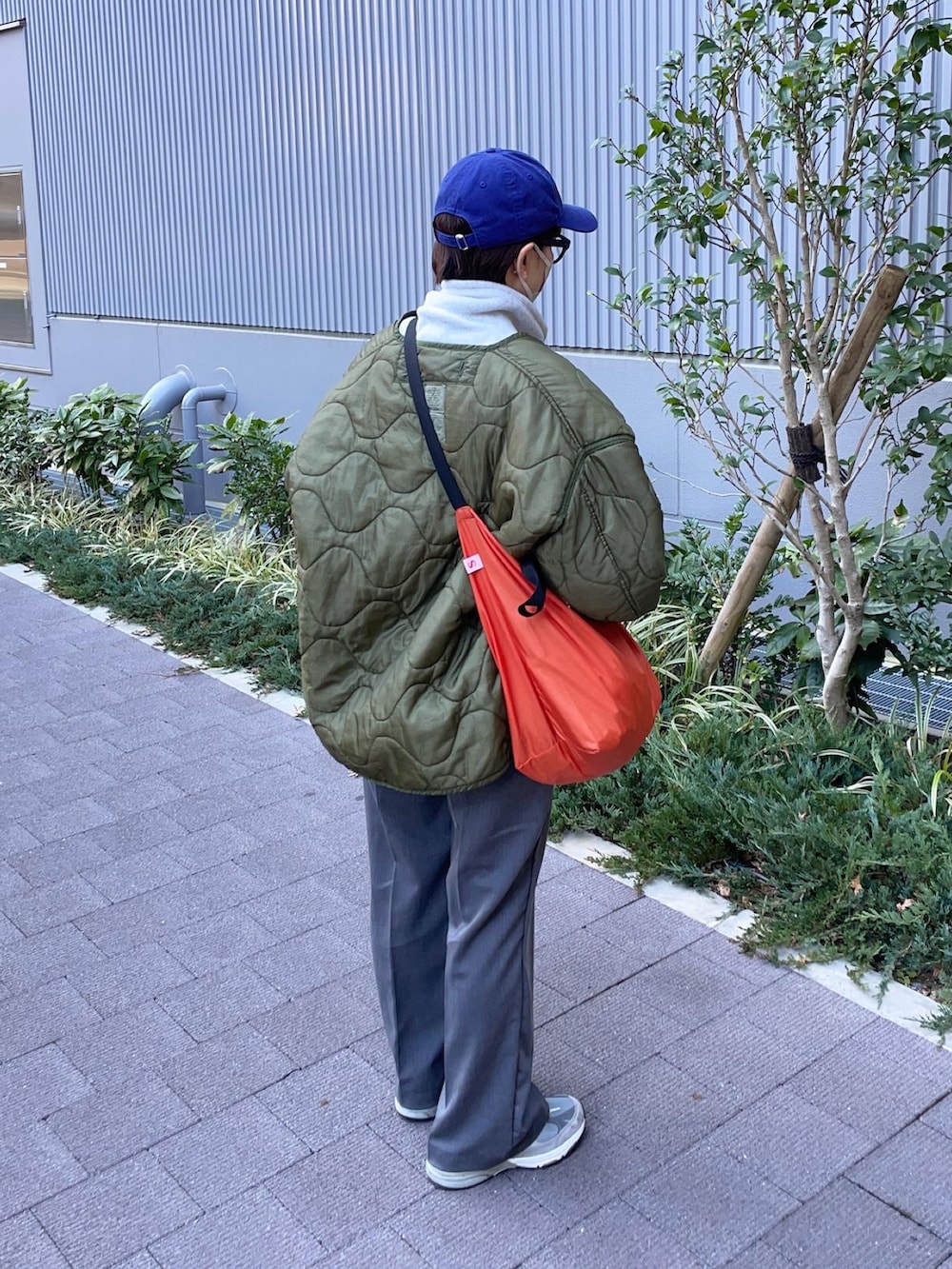 グレー系のスラックス、グレー系のその他トップスを着用したレディースの冬コーディネートの3枚目の写真