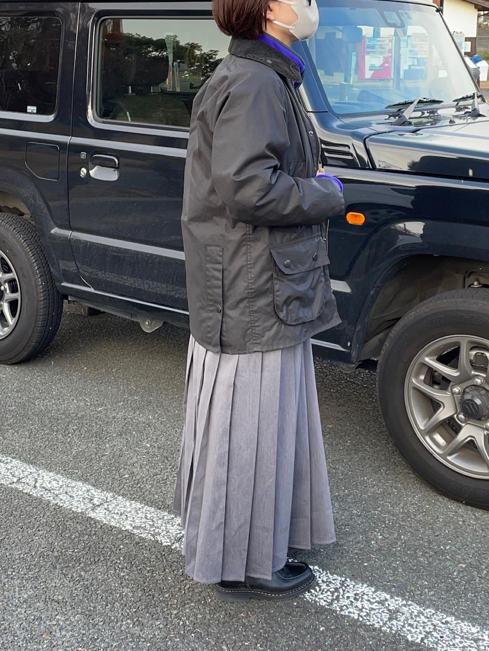 グレー系のスカートを着用したレディースの冬コーディネートの2枚目の写真