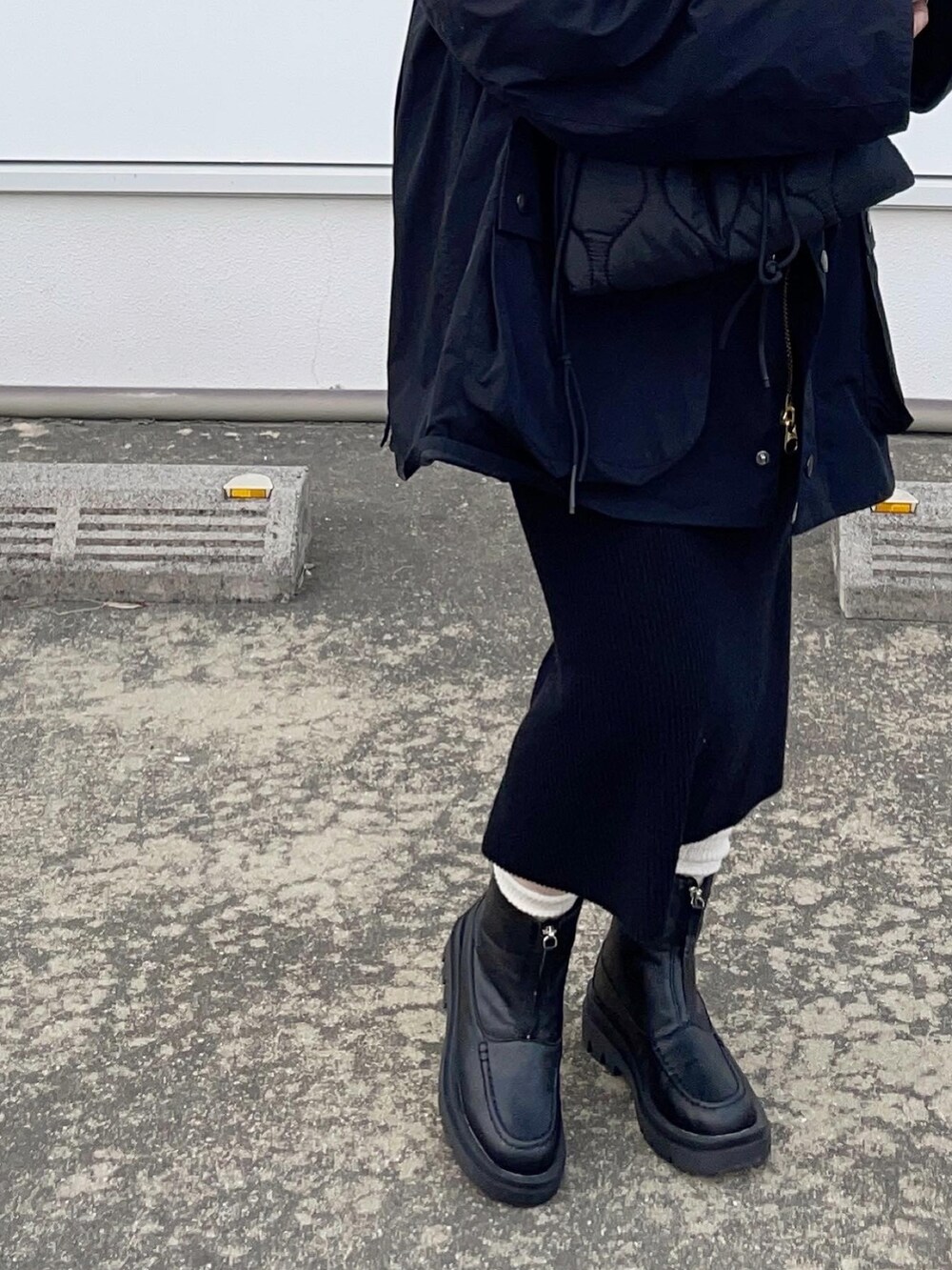 ブラック系のブーツを着用したレディースの冬コーディネートの3枚目の写真