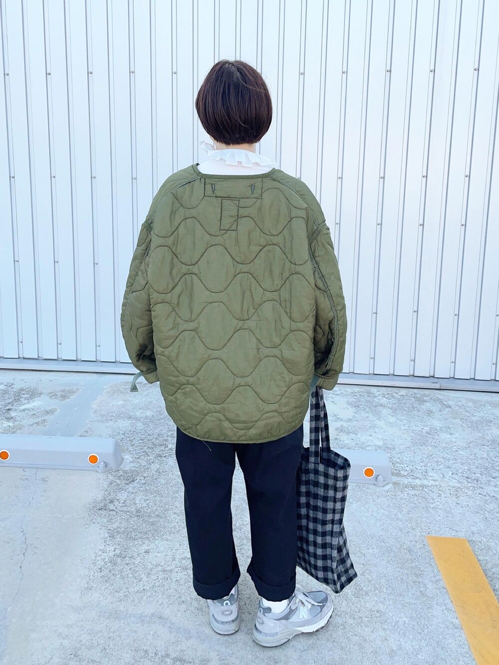 ホワイト系のシャツ/ブラウスを着用したレディースの秋コーディネートの2枚目の写真