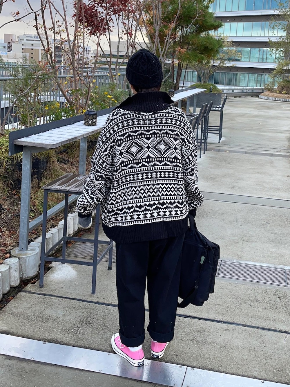 ブラック系のカーディガン/ボレロを着用したレディースの冬コーディネートの2枚目の写真