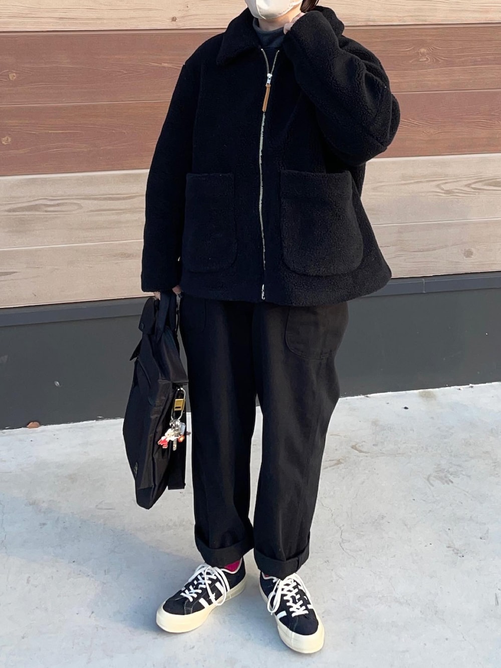 ブラック系のその他アウター、ブラック系のショルダーバッグを着用したレディースの冬コーディネートの3枚目の写真